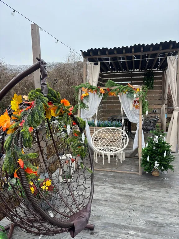 Уютная сфера на побережье