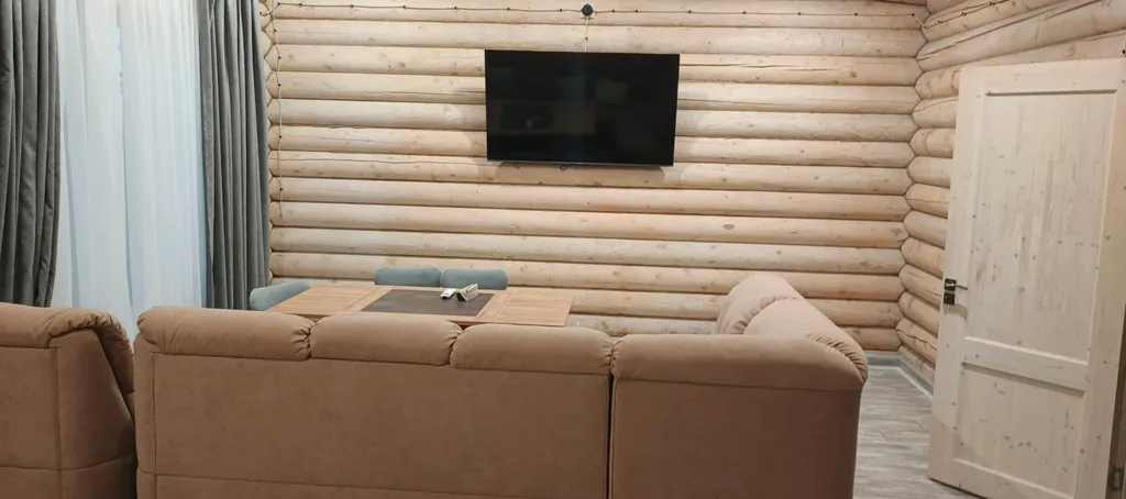 Срубовый дом на берегу Волги