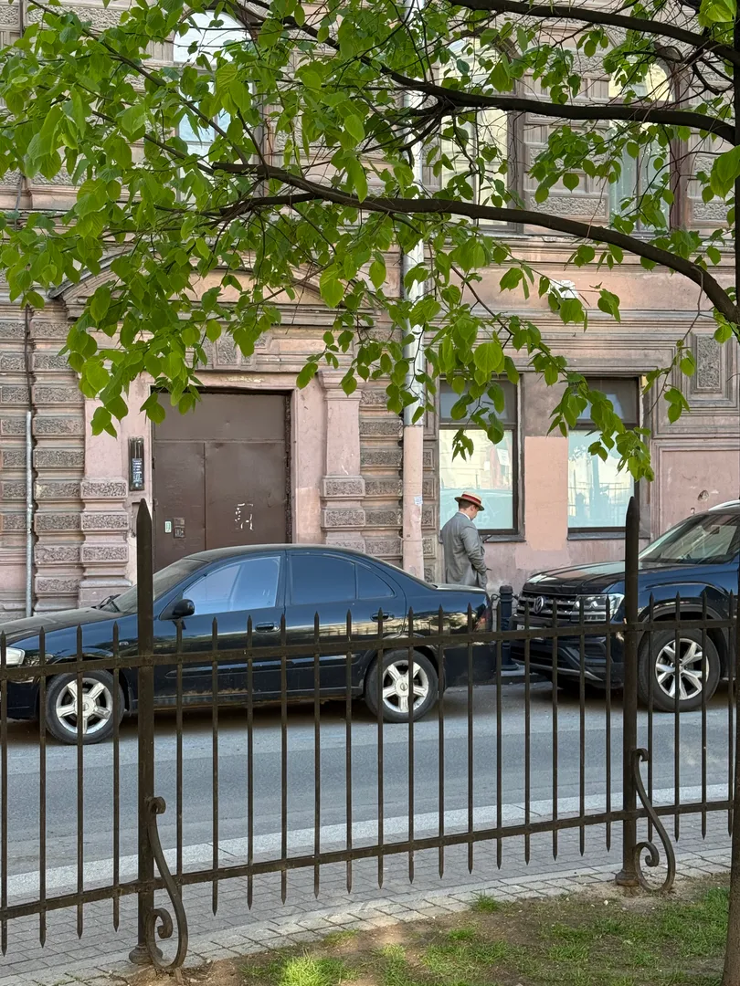 наша парадная и окна со стороны сквера А.С.Пушкина