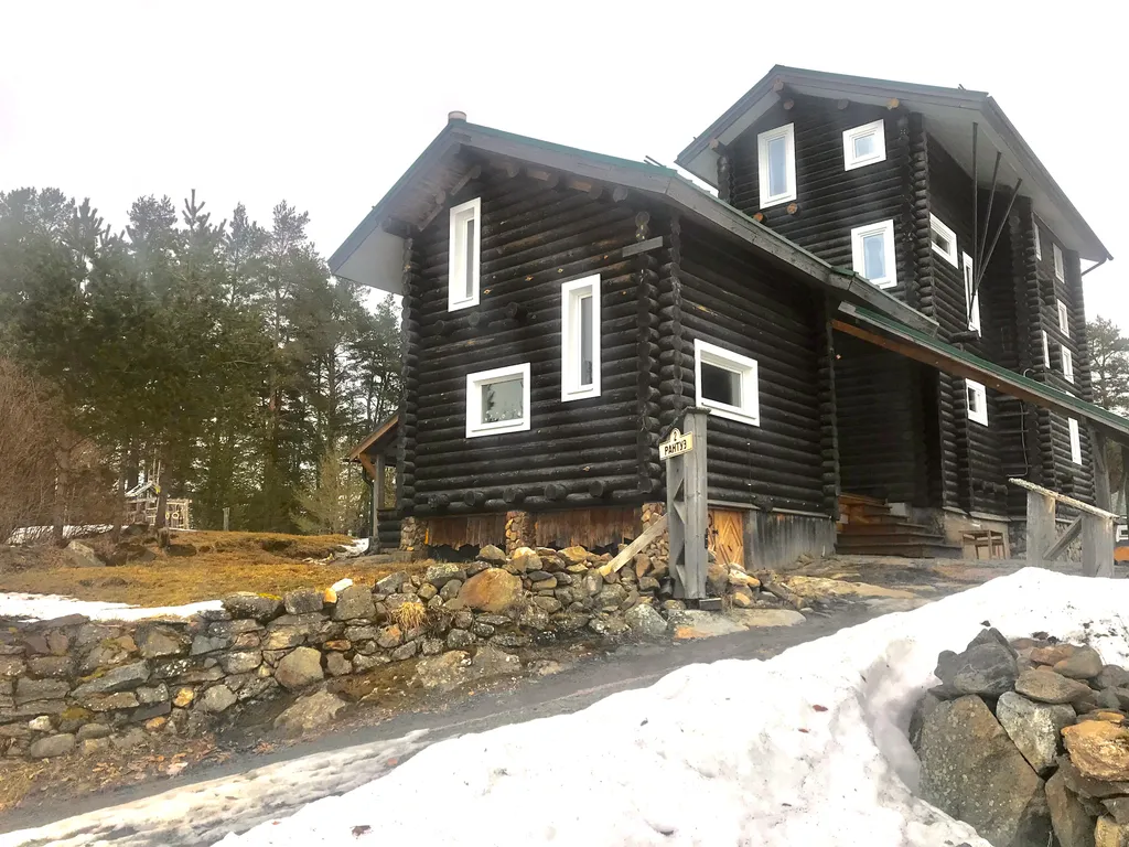 Дом на скале с видом на залив