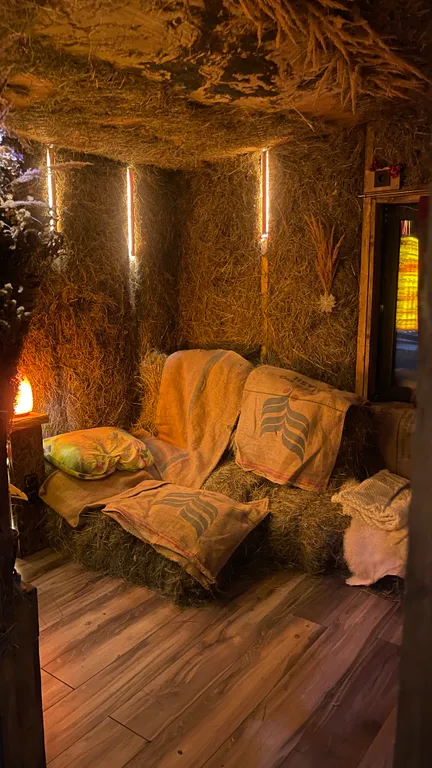 Арт-баня дюпло возле реки в окружении реликтового леса