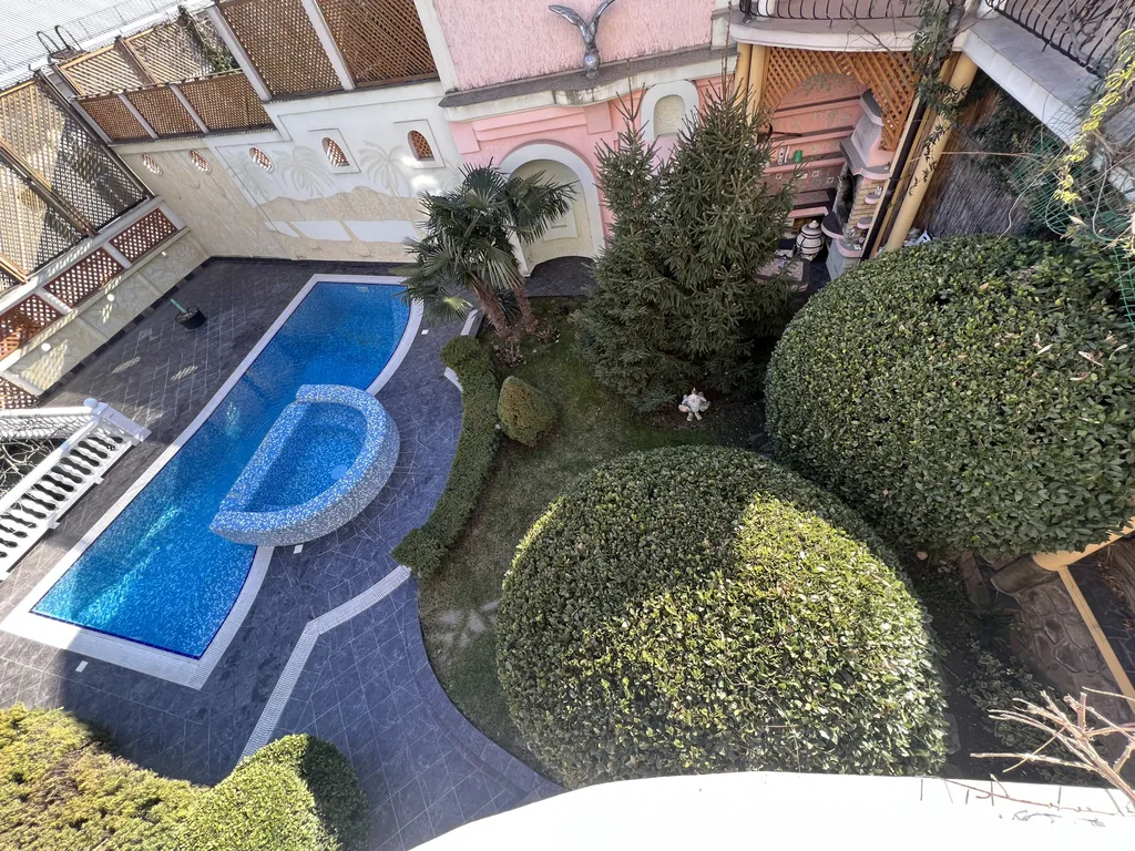 Дом в 5 минутах от набережной Ялты с бассейном и сауной