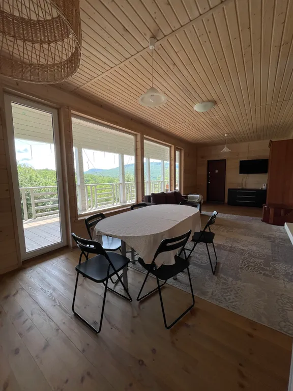 Дом для большой компании с видами на горы и озеро