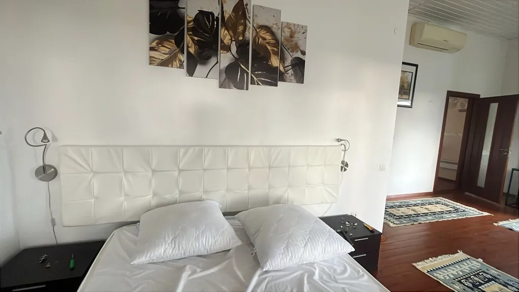 Вилла с бассейном на холме