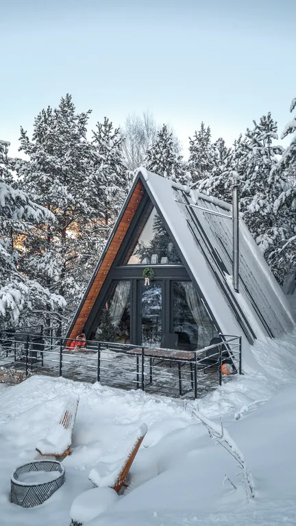 Треугольный домик с видом на лес и горы