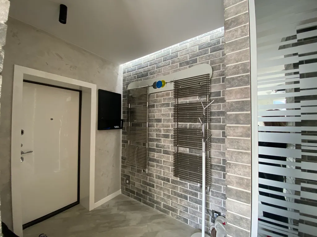 Приятная студия с домашним кинотеатром