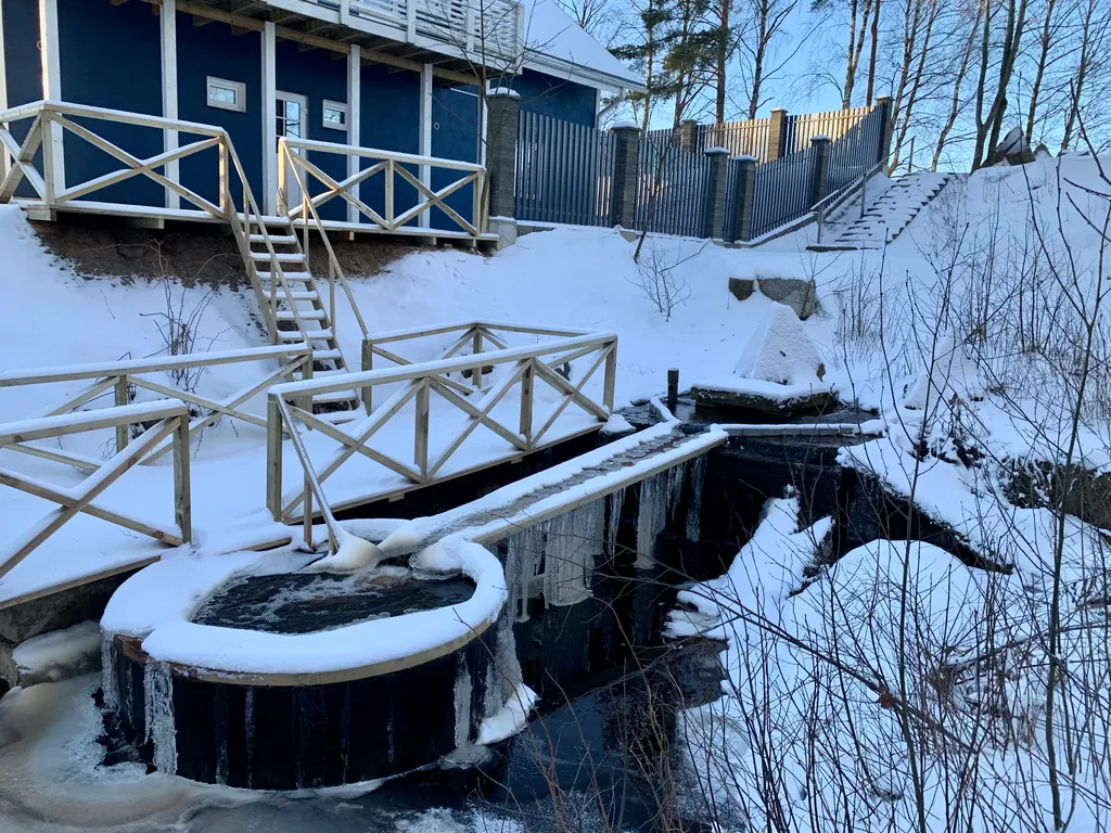 Коттедж на на берегу озера с банями и купелью