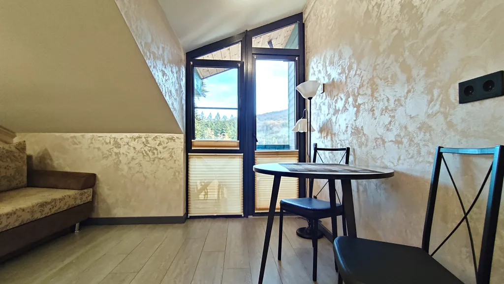 Уютная студия с балконом и красивым видом на горы