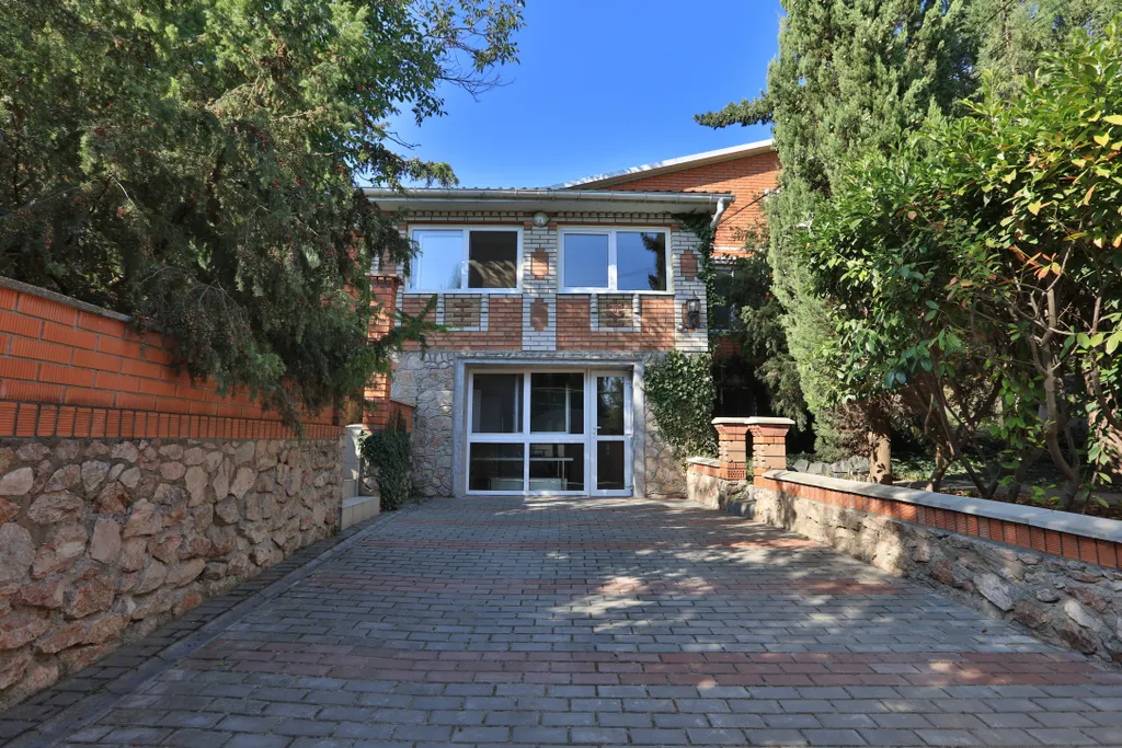 Коттедж Добротный кирпичный дом со своим двором в усадьбе Можжевеловый дворик — Айвовое