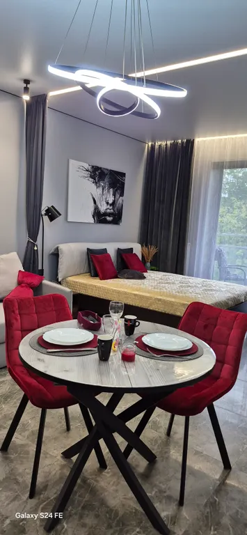 Новый стильный апартамент в двух шагах от моря с балконом и камином