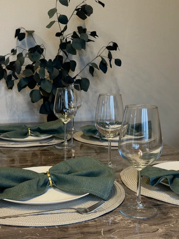 Уютный дом с панорамными окнами рядом с озером