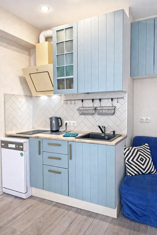 Угловая студия с цветами на берегу моря