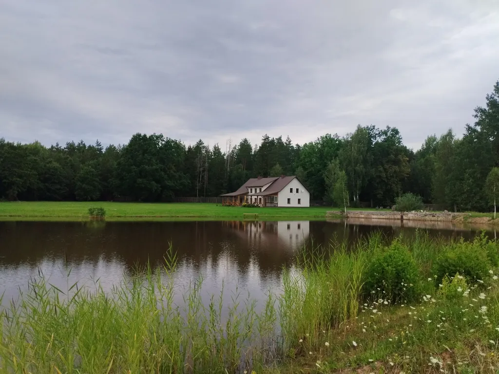 Дом с озером, река, лес