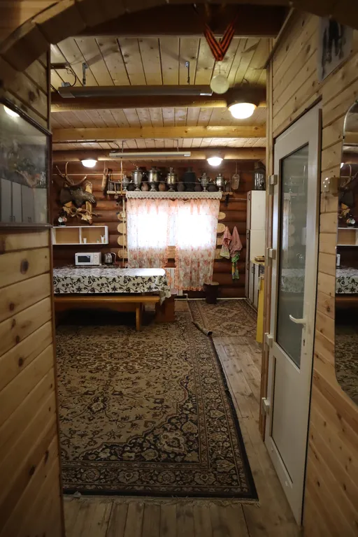 Двухэтажный дом на берегу Волги