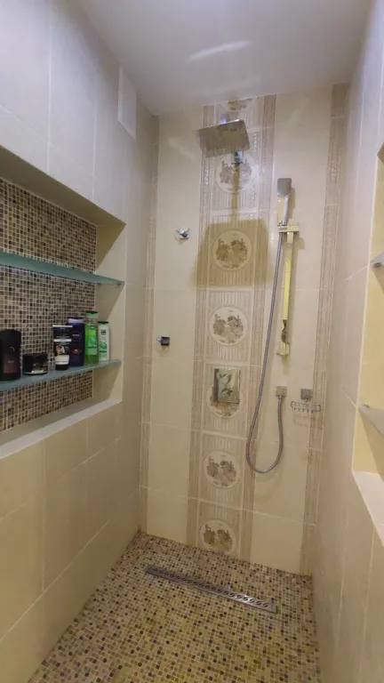 Двухуровневая трёхкомнатная квартира возле моря