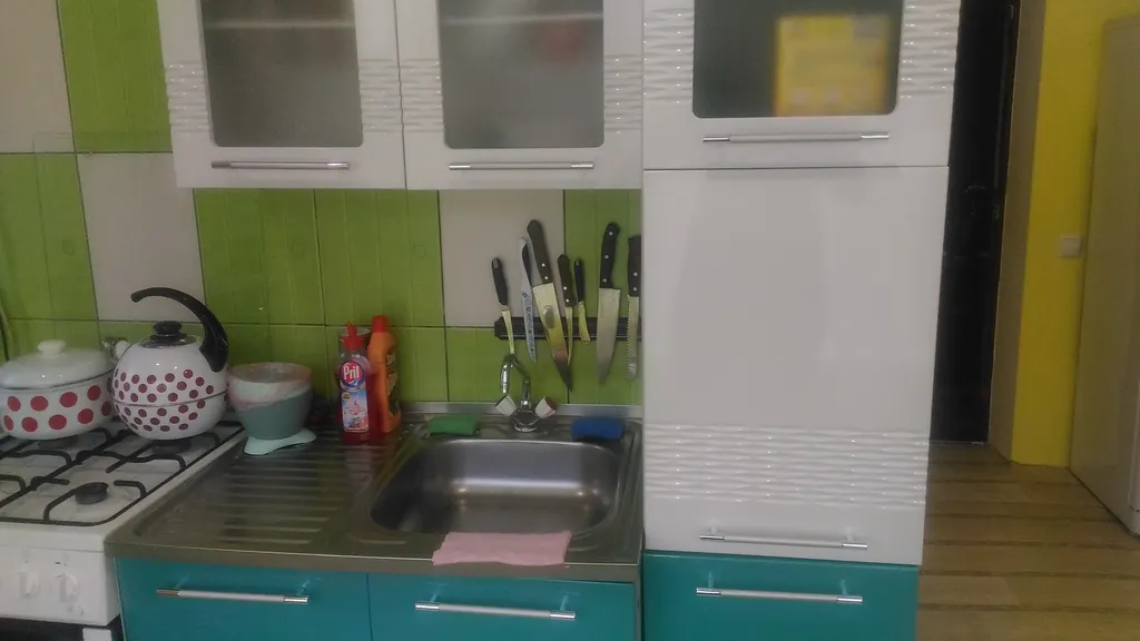 Дом, баня, чан на берегу реки Белой