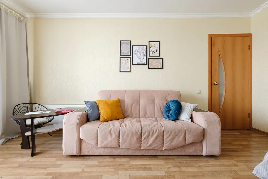 Широкая кровать и балкон для отдыха