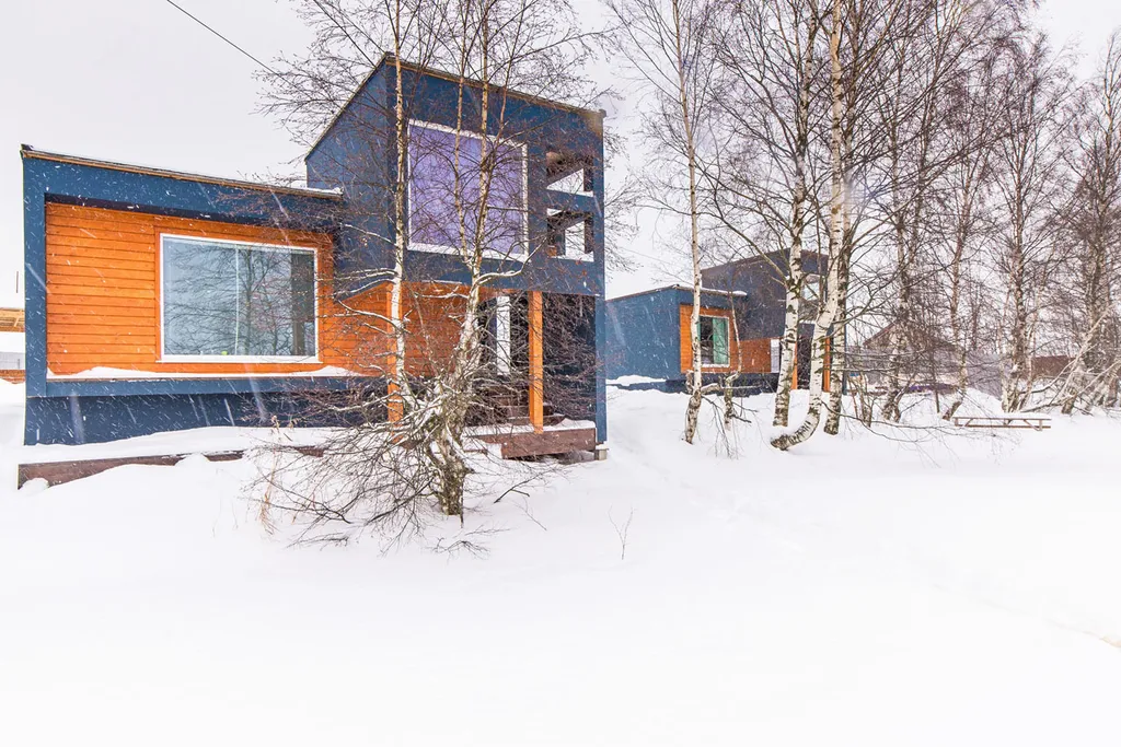 Уютный коттедж с панорамными окнами на берегу озера