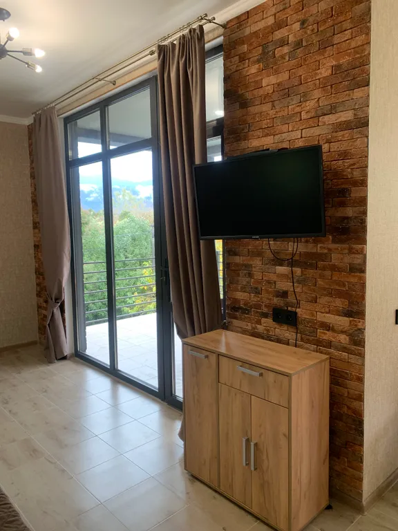 Комфортабельный дом с бассейном с видом на горы