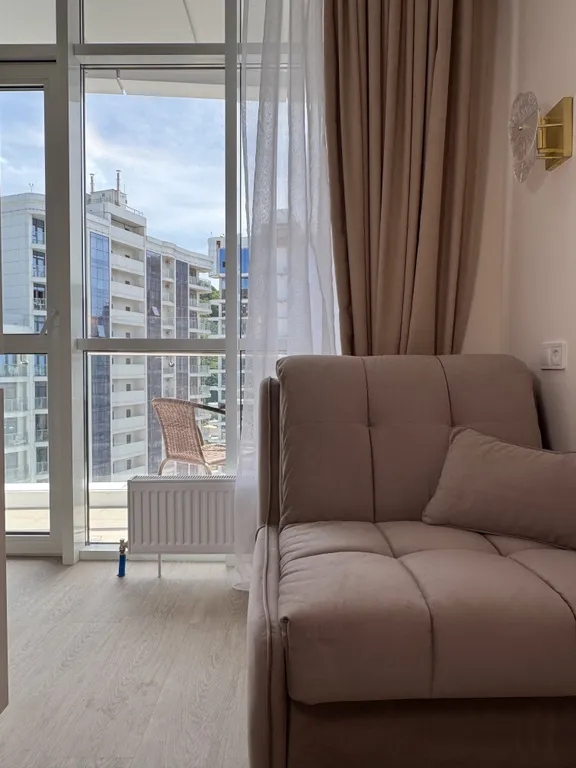 Яркая студия с видом на море