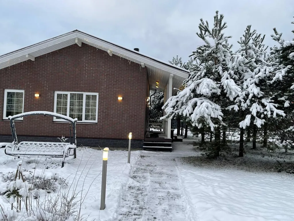 Коттедж Уютный дом с камином и сауной у озера — Ларионово