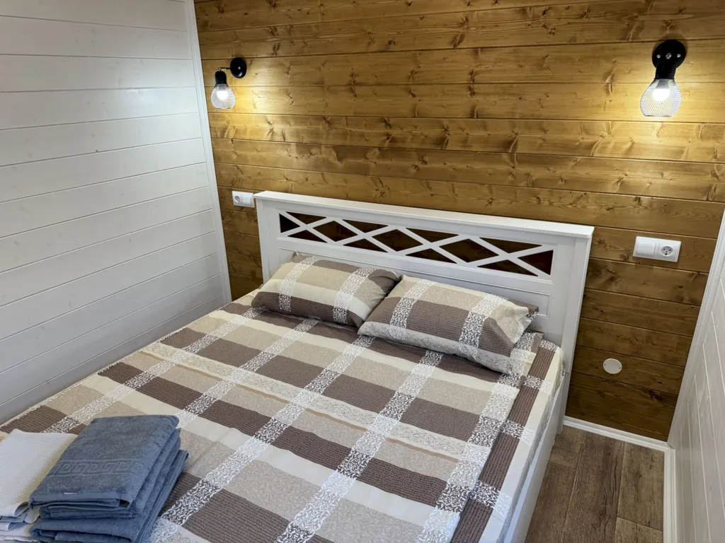 Коттедж Коттедж Деревянный Барнхаус с террасой и парковкой - 7 минут до моря — Геленджик