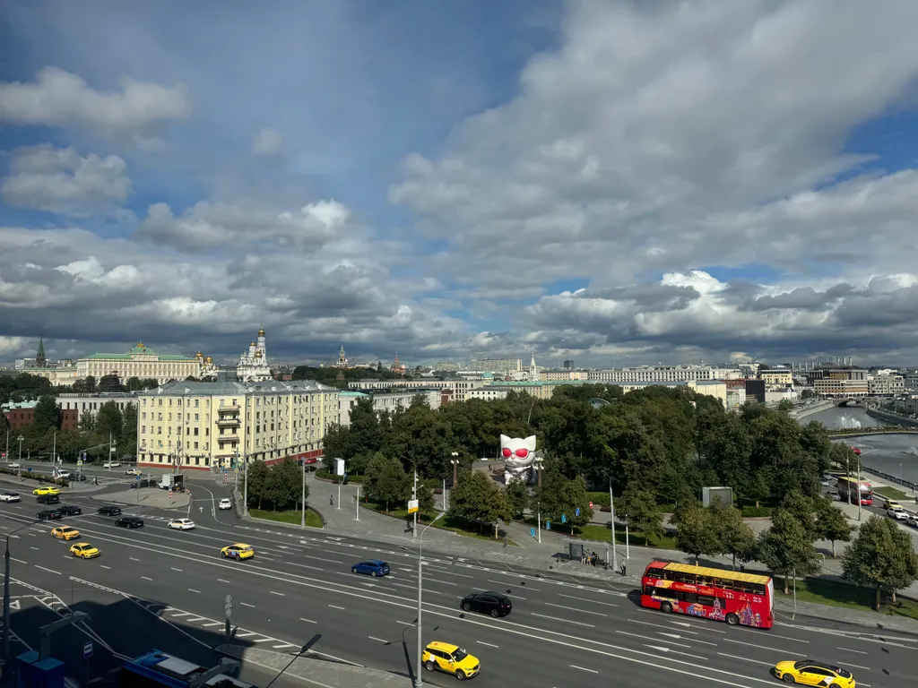 Дом на набережной с видом на Кремль и высокий потолок