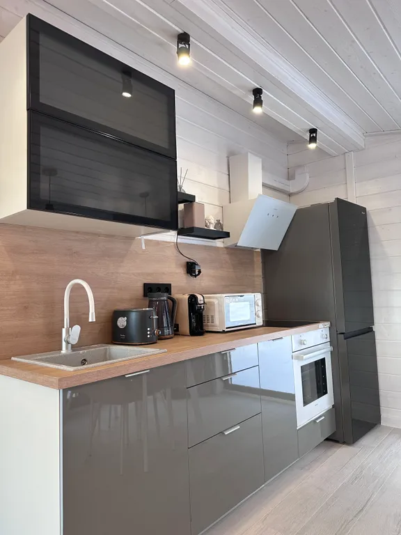 Дом на холме у леса