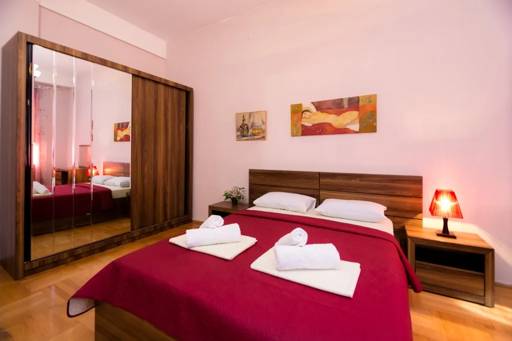 Трехкомнатная квартира с верандой в центре города