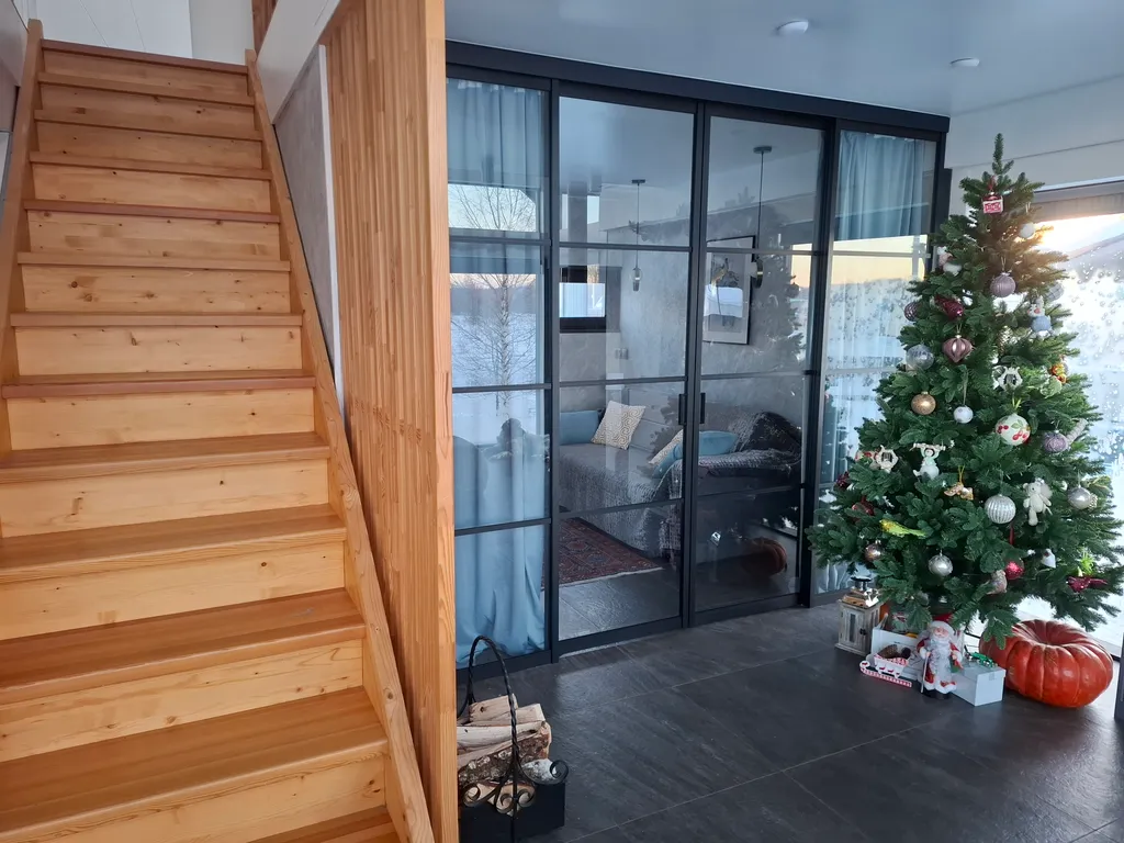 Светлый дом у озера c баней