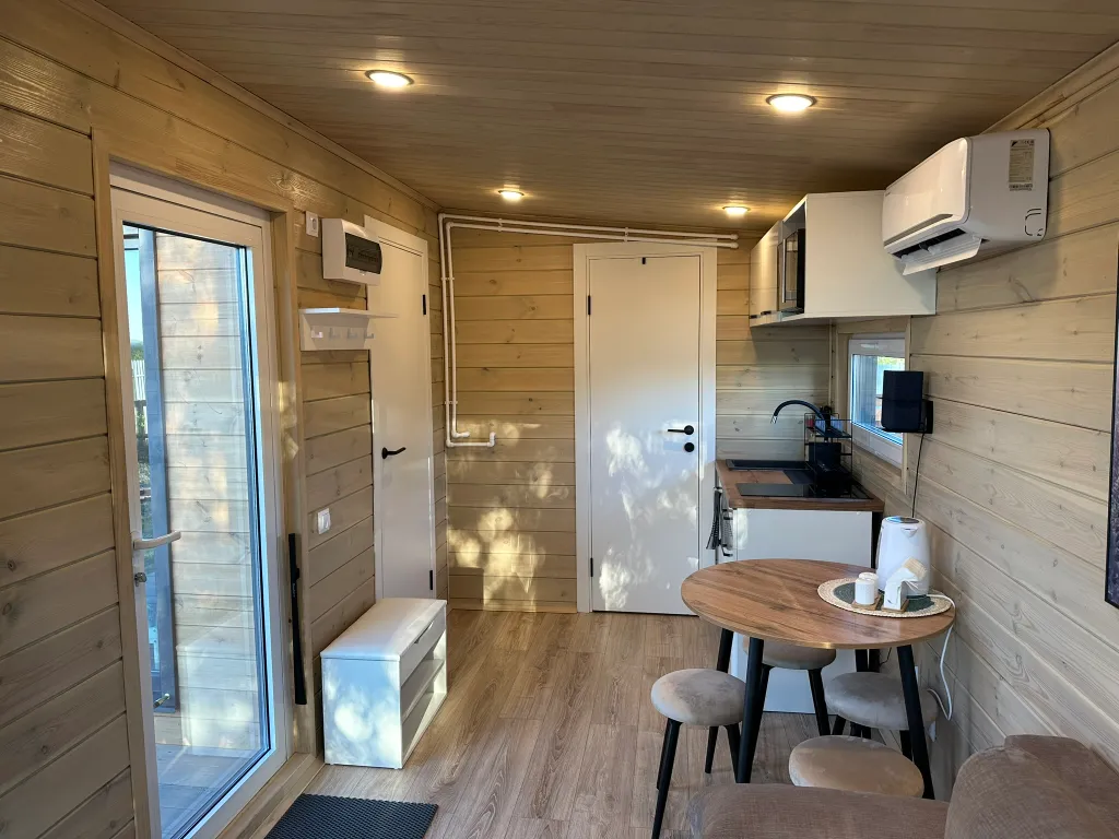 Современный дом на самом берегу реки