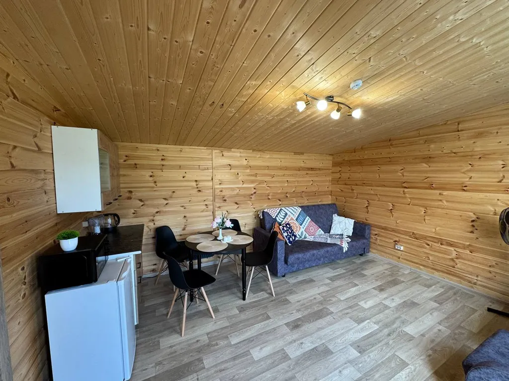 Домик в живописном месте у воды