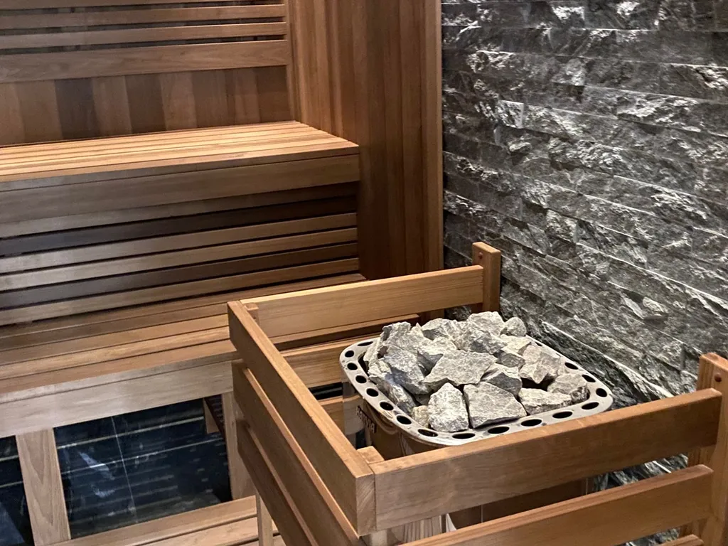 Апарт Aquamarine Resort в доме с бассейном и сауной возле залива