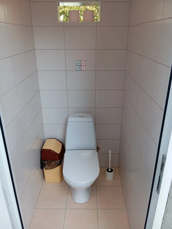 Небольшой трехместный номер с удобствами