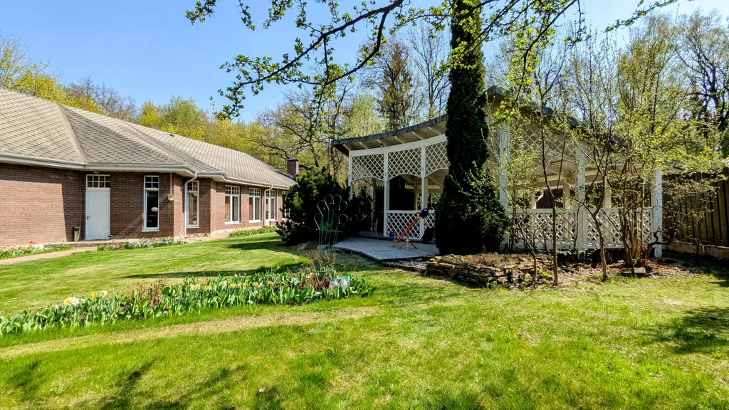 Дом с бассейном в 3 километрах от МКАД