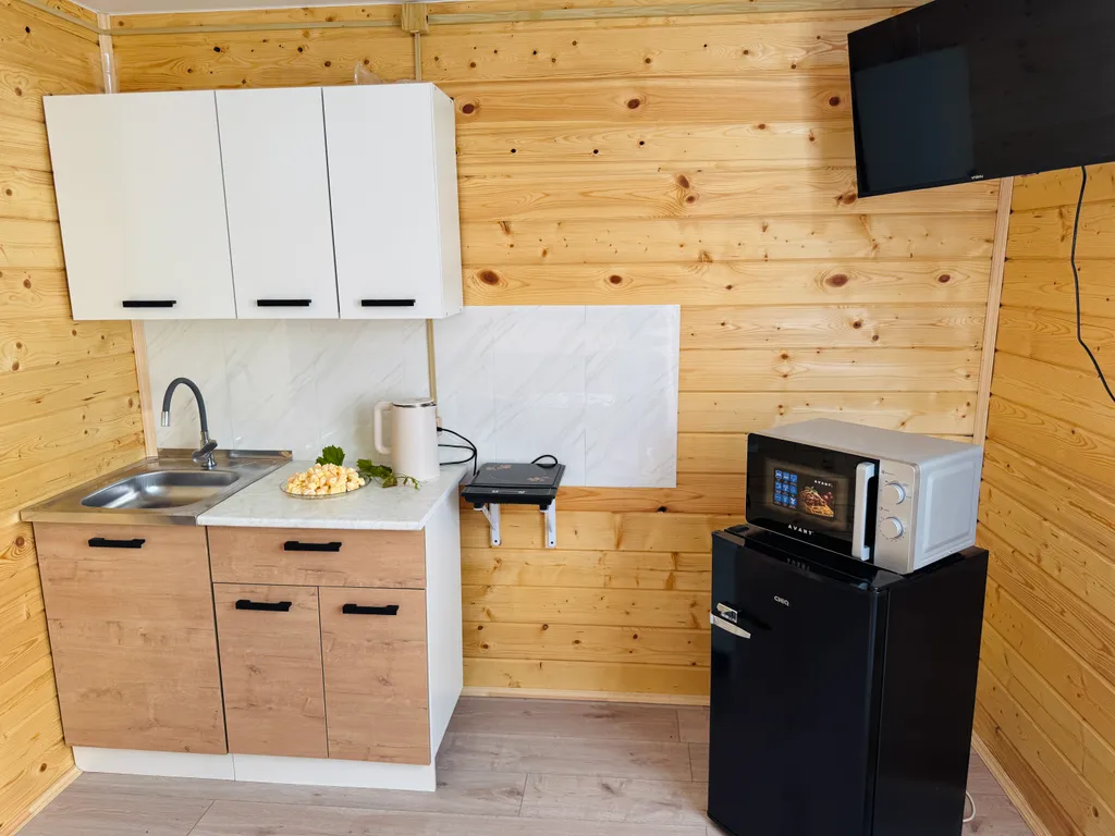 Домик 4-х местный 2-х комнатный с кухней