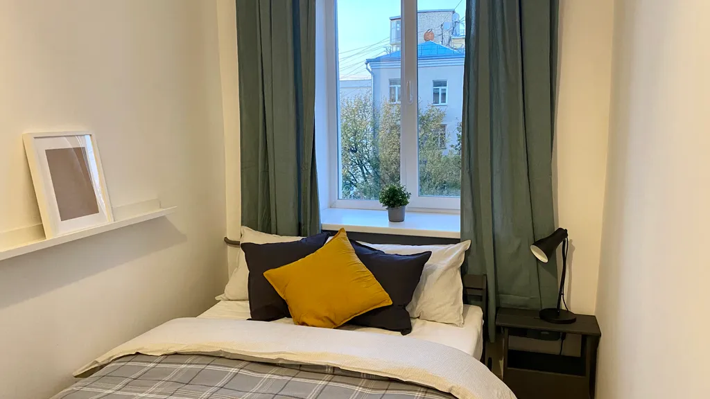 Комната с высокими потолками в центре