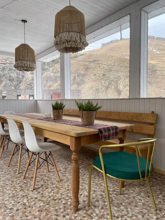 Дом с бассейном у леса