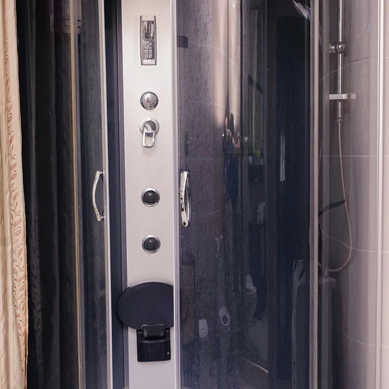 Домик прямо на берегу озера Тосканка