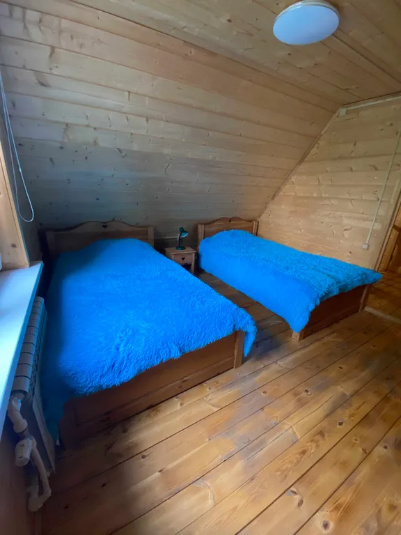 Деревянный дом на берегу реки с беседкой