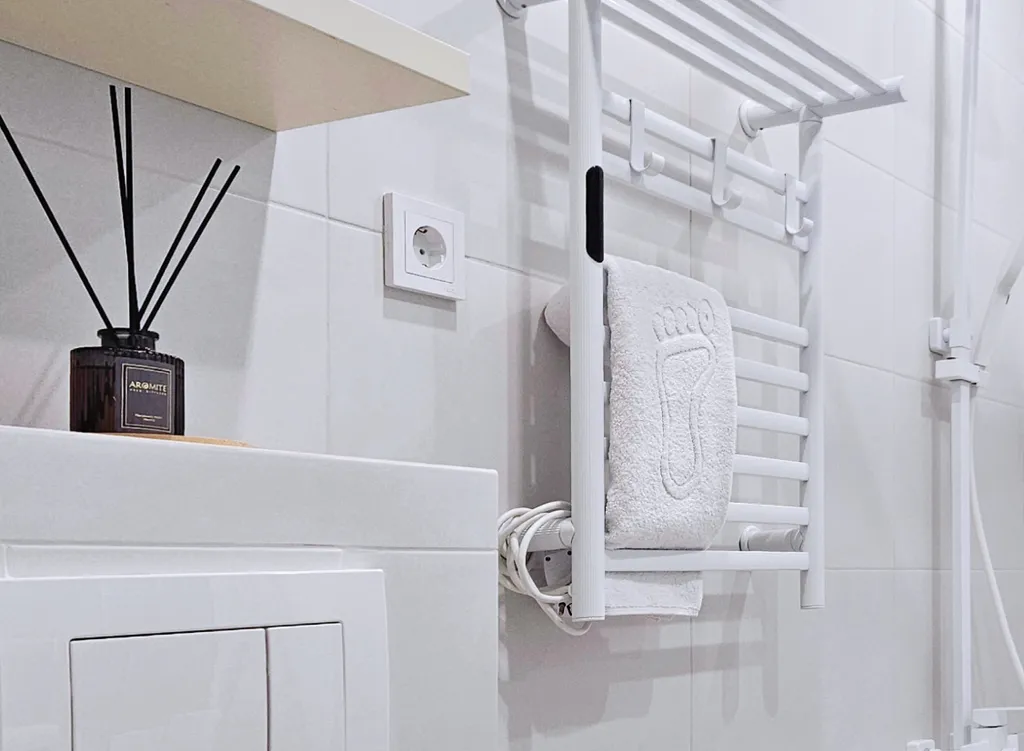 Уютная студия с проектором между морем и горами