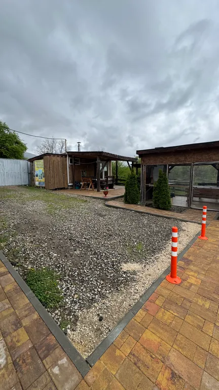 Дом на берегу реки с бассейном и видом