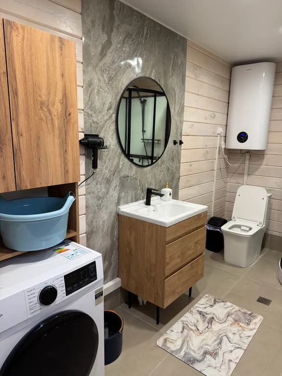 Уютный дом у реки