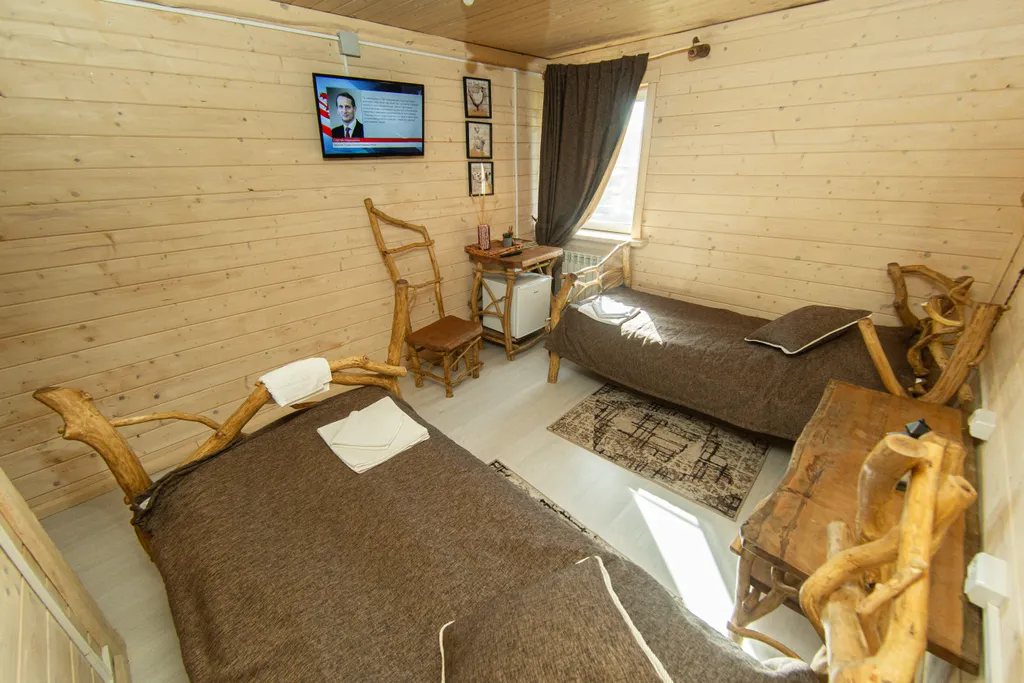 Номер в стиле рустик с двумя раздельными кроватями