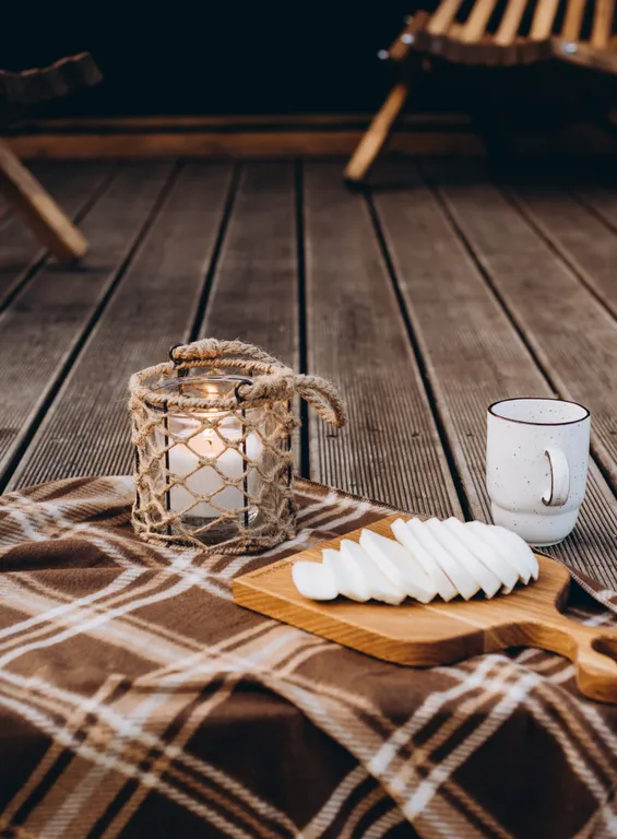 Уютный панорамный треугольный дом A-frame с видом и окружением леса