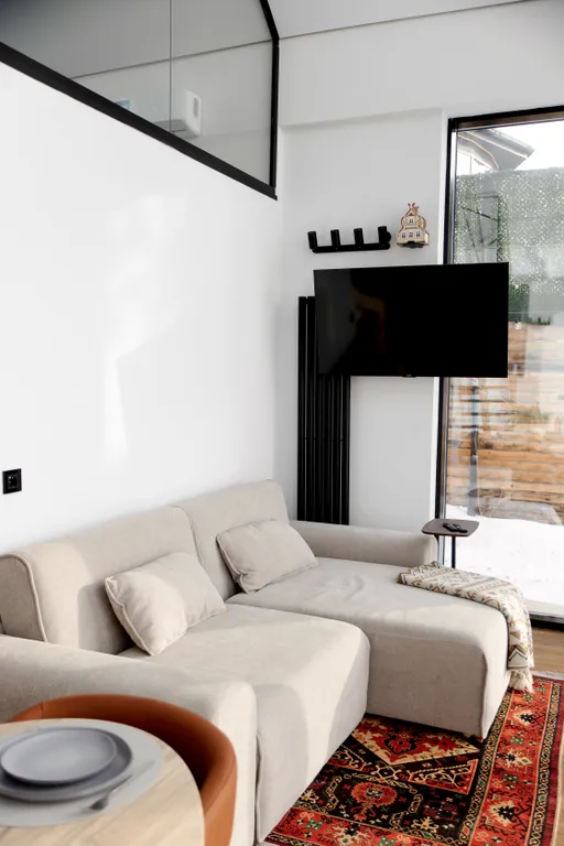 Современный дизайнерский дом с панорамным остеклением и видом на горы