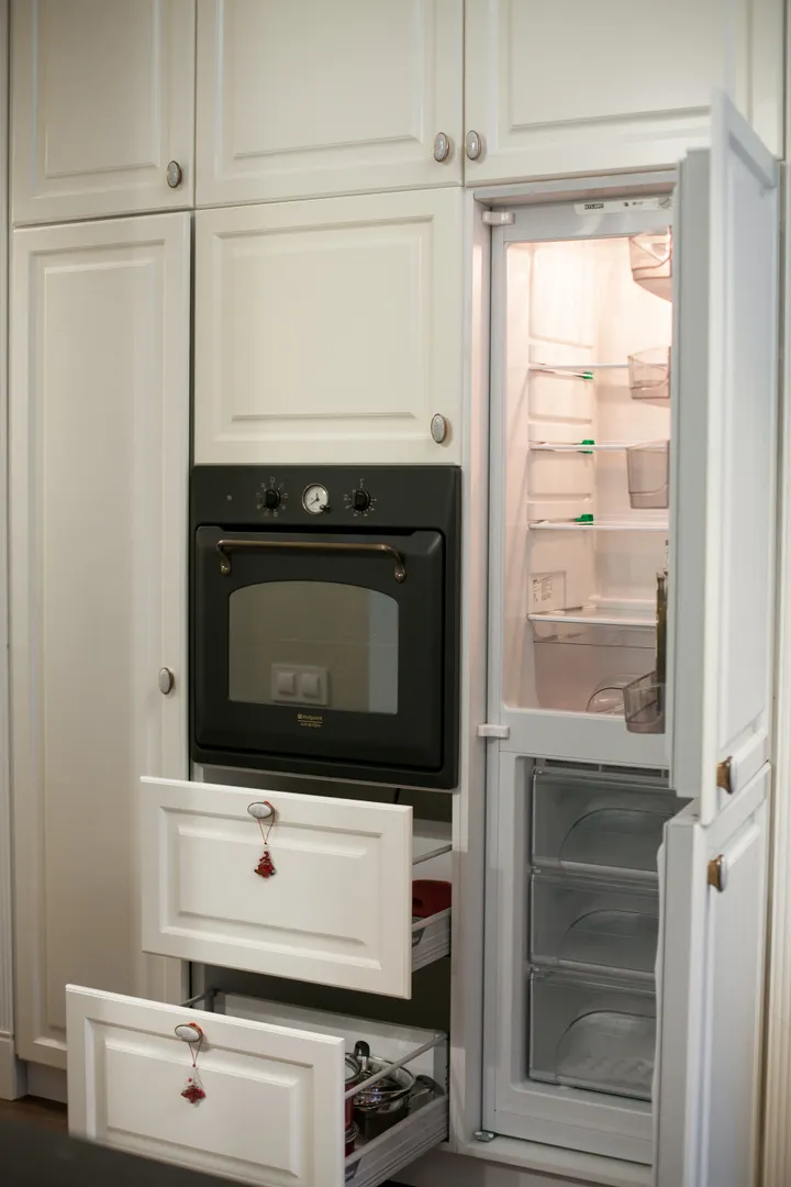Большой холодильник с морозильной камерой, духовой шакаф и посуда для приготовления пищи для комфорта гостей