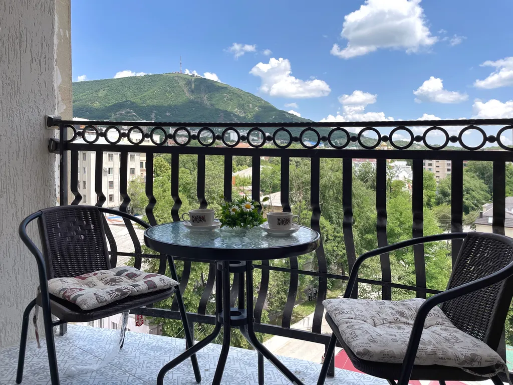 Оливия с видом на Машук