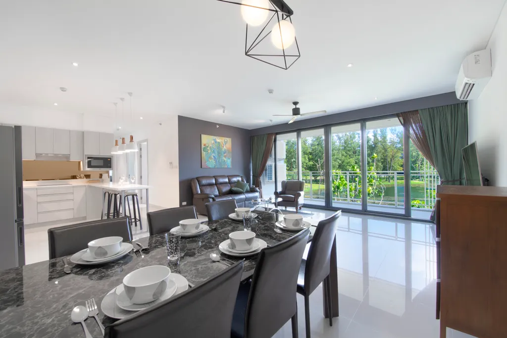 Три спальни с видом на море и озеро