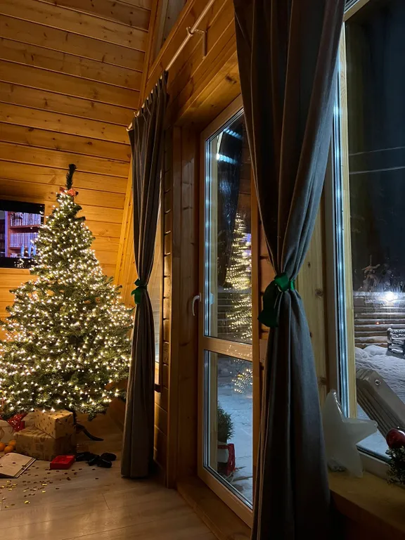 Уютный треугольный дом в окружении леса